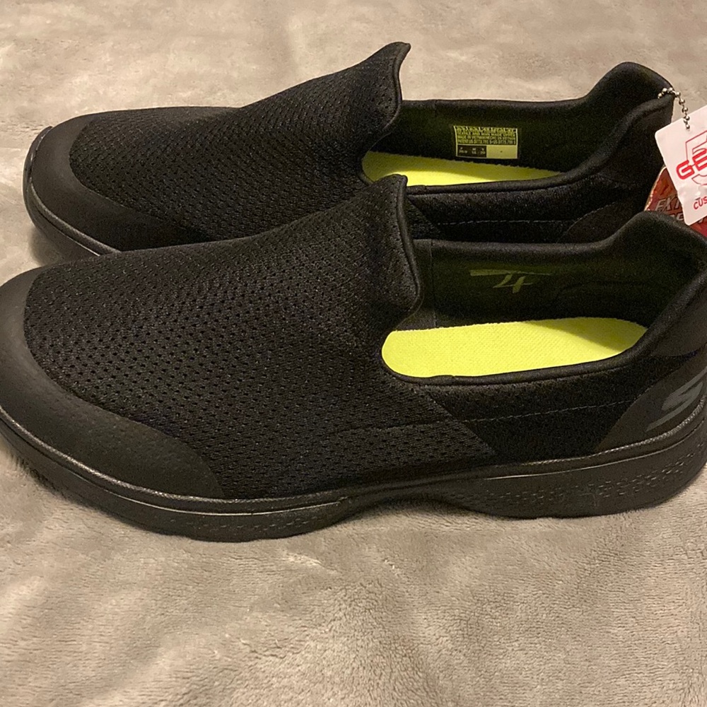 Skechers Goga Max size 9.5